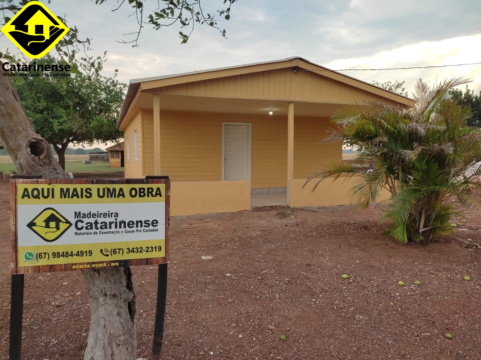 Casa em madeira com varanda ampla