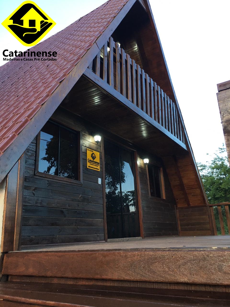 Chalé A-frame com deck e mezanino