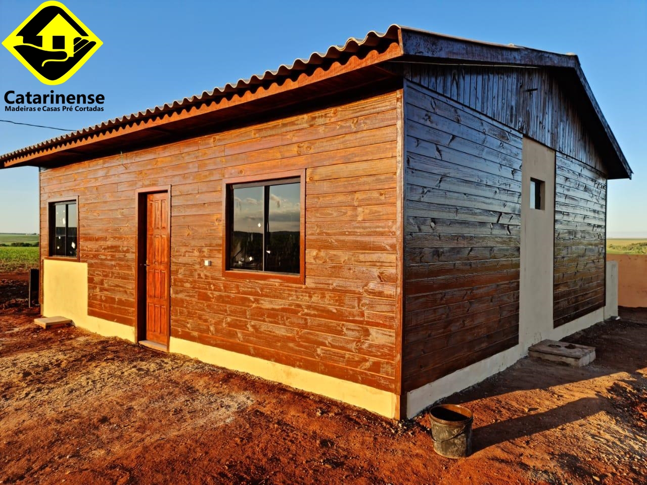 Casa pré-cortada com acabamento natural
